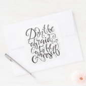 Sei nicht davor, dich selbst zu sein quadratischer aufkleber (Umschlag)