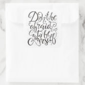 Sei nicht davor, dich selbst zu sein quadratischer aufkleber (Tasche)