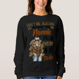 Sei nicht eifersüchtig, denn dieser Nonnie sieht n Sweatshirt