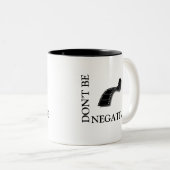 Sei nicht NEGATIV Zweifarbige Tasse (VorderseiteRechts)