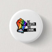 Sei queer, begehe Verbrechen Button (Vorderseite)