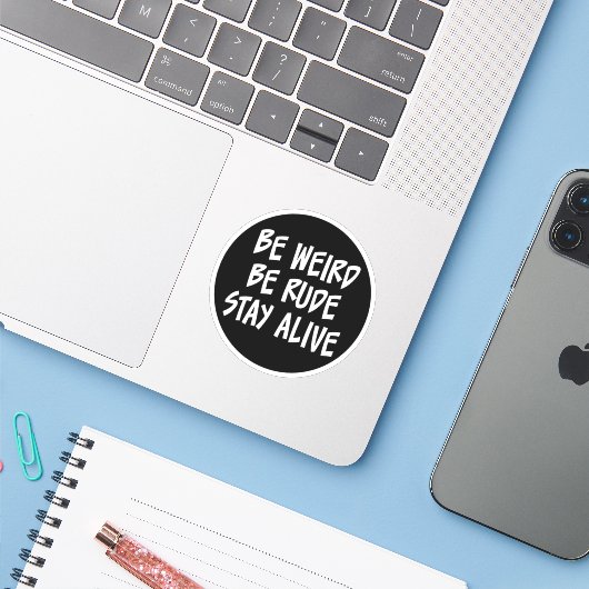 Sei seltsam, sei rude, Bleibe Live-Aufkleber Aufkleber (Laptop mit iPhone)