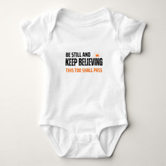 Sei still und glaube weiter. Auch das geht vorbei Baby Strampler
