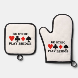 Sei stoisch, spiele Bridge, vier Kartenfarben Ofenhandschuh & Topflappen-Set