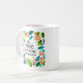 "Sei tapfer, stark" farbenfrohe Blume und Blätter Kaffeetasse (Vorderseite Links)