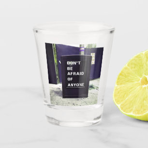 Sei vor niemandem Motivierend Schnapsglas