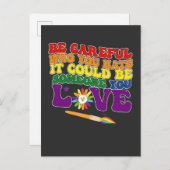 Sei vorsichtig, wen du hasst, es könnte eine Liebe Einladungspostkarte (Vorne/Hinten)