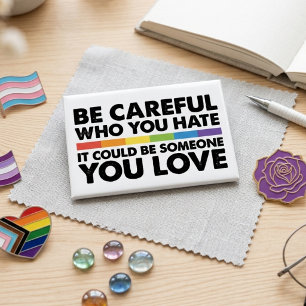 Sei vorsichtig, wen du hasst Inklusiver Regenbogen Button
