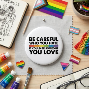 Sei vorsichtig, wen du hasst Rainbow Ally Zitat Button