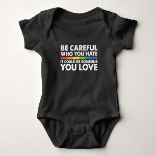 Sei vorsichtig, wen du hasst Regenbogen LGBT Gay P Baby Strampler