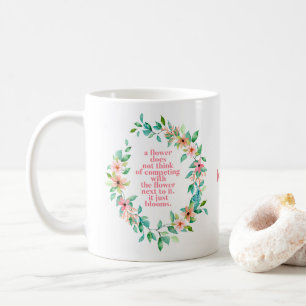Sei wie ein Blumen-Zitat Tropischer Blumenkranz Kaffeetasse