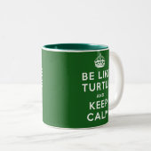 Sei wie TURTLE und BEHALT CALM green quote Zweifarbige Tasse (VorderseiteRechts)
