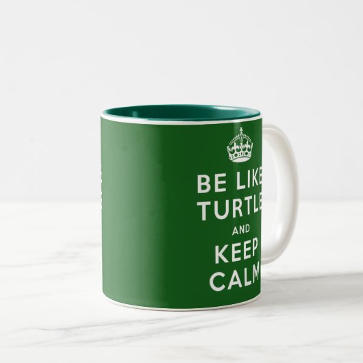 Sei wie TURTLE und BEHALT CALM green quote Zweifarbige Tasse (VorderseiteRechts)