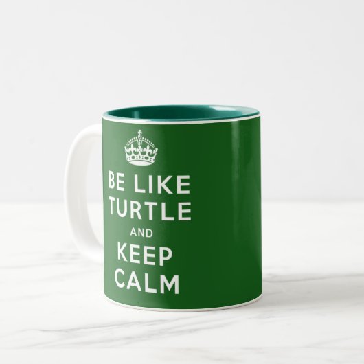 Sei wie TURTLE und BEHALT CALM green quote Zweifarbige Tasse (Vorderseite Links)