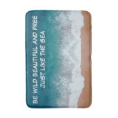 Sei wild, schön und frei. Genau wie das Meer, Badematte (Vorderseite Vertikal)