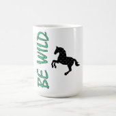 Sei wild – Starkes dekoratives Pferdedesign inspir Kaffeetasse (Mittel)