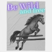 Sei wild und frei beim Springen Fleecedecke (Vorderseite)