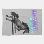 Sei wild und frei beim Springen Geschirrtuch (Horizontal)