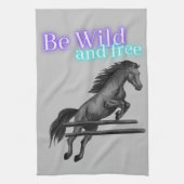 Sei wild und frei beim Springen Geschirrtuch (Vertikal)
