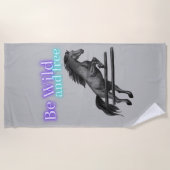 Sei wild und frei beim Springen Strandtuch (Vorderseite)