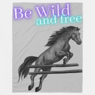 Sei wild und frei Pferdespringen Fleecedecke