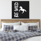 Sei wilde Text mit starkem und dekorativem Pferd Leinwanddruck (Insitu (Schlafzimmer))