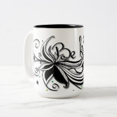 SEID KIND! Zitat zur inspirierenden Kalligrafie Zweifarbige Tasse (Vorderseite Links)