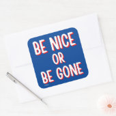 SEID NICE ODER SEIN komisches Zitat? Quadratischer Aufkleber (Umschlag)