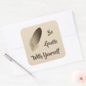 "Seid ruhig mit dir selbst" Feder Quadratischer Aufkleber (Umschlag)