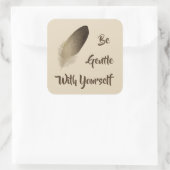 "Seid ruhig mit dir selbst" Feder Quadratischer Aufkleber (Tasche)