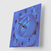 Seide auf blauer Rose Quadratische Wanduhr (Winkel)