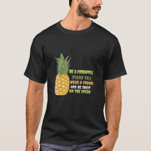 Seien Sie Ananas Stand, tragen Sie eine Krone und  T-Shirt