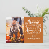 Seien Sie dankbar Zitat Orange Thankgiving Foto-Ka Dankeskarte (Stehend Vorderseite)