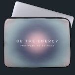Seien Sie die Energie, die Sie Gewollt haben, um z Laptopschutzhülle<br><div class="desc">Seien Sie die Energie,  die Sie Gewollt haben,  um anzuziehen - inspirierendes,  motivierend Zitat - Typografie - farbenfrohe Gradienten/ Aura.</div>