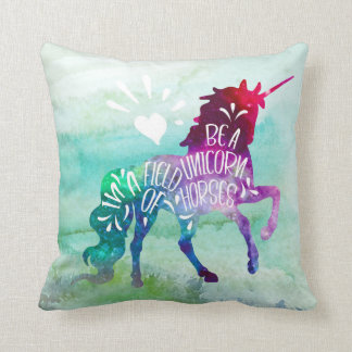 Seien Sie ein Einhorn auf einem Gebiet der Kissen