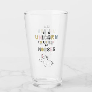 Seien Sie ein Einhorn auf einem Gebiet der Pferde Glas