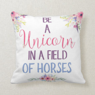 Seien Sie ein Einhorn auf einem Gebiet des Kissen