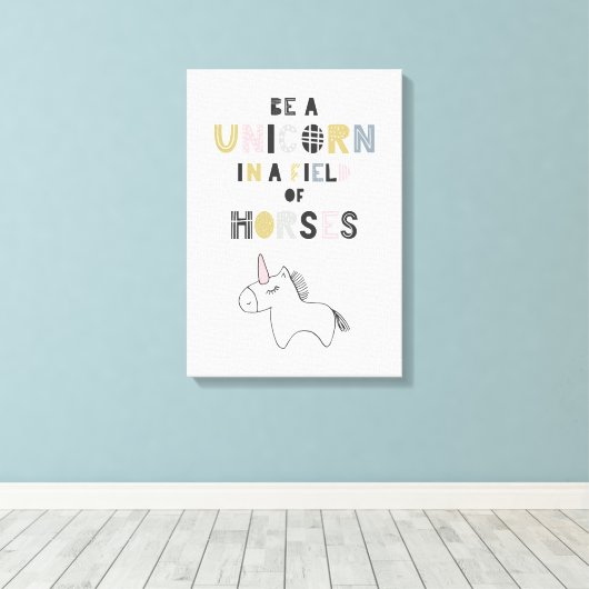 Seien Sie ein Einhorn auf einem Pferdefeld Leinwanddruck (Insitu (Holzboden))