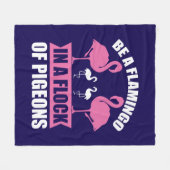 Seien Sie ein Flamingo in einer Flock von Tauben-1 Fleecedecke (Vorderseite (Horizontal))