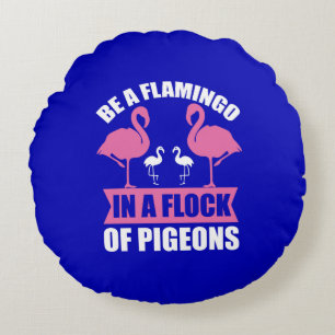 Seien Sie ein Flamingo in einer Flock von Tauben-1 Rundes Kissen