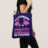 Seien Sie ein Flamingo in einer Flock von Tauben-1 Tasche (Von Nahem)