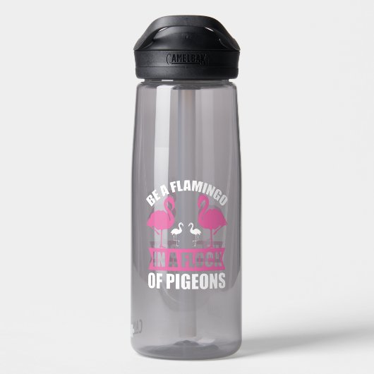 Seien Sie ein Flamingo in einer Flock von Tauben-1 Trinkflasche (Rückseite)