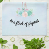 Seien Sie ein Flamingo in einer Flock von Tauben N Handtuch (Gefaltet)