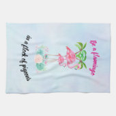 Seien Sie ein Flamingo in einer Flock von Tauben N Handtuch (Horizontal)