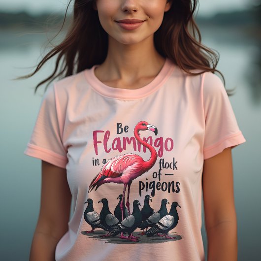 Seien Sie ein Flamingo in einer Flock von Tauben - T-Shirt