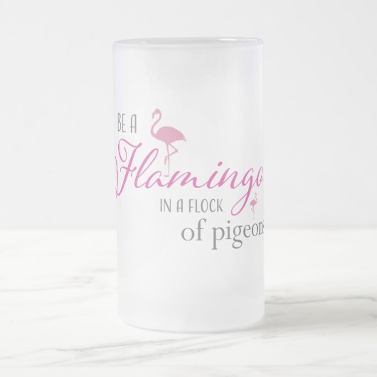 Seien Sie ein Flamingo in einer Menge der Tauben Mattglas Bierglas (Mittel)