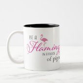Seien Sie ein Flamingo in einer Menge der Tauben Zweifarbige Tasse (Links)