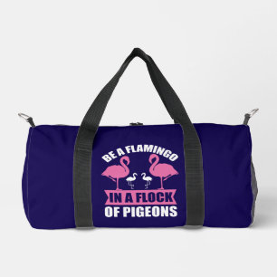 Seien Sie ein Flamingo in einer Schar von Tauben Duffle Bag