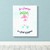 Seien Sie ein Flamingo in einer Taubenschlocke Leinwanddruck (Insitu (Holzboden))