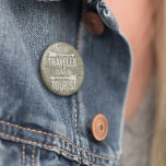 Seien Sie ein Reisender, kein Touristenkartenziffe Button<br><div class="desc">Auf unserer wanderlust-inspirierend Zitattaste steht "Sei ein Reisender,  kein Tourist" in weißer Monoline und Schrift-Typografie,  mit zwei Pfeilabbildungen geschmückt und auf einem Vintagen Sepia-Ton 1708 Weltkarte aus den digitalen Archiven der New York Public Library überlagert.</div>